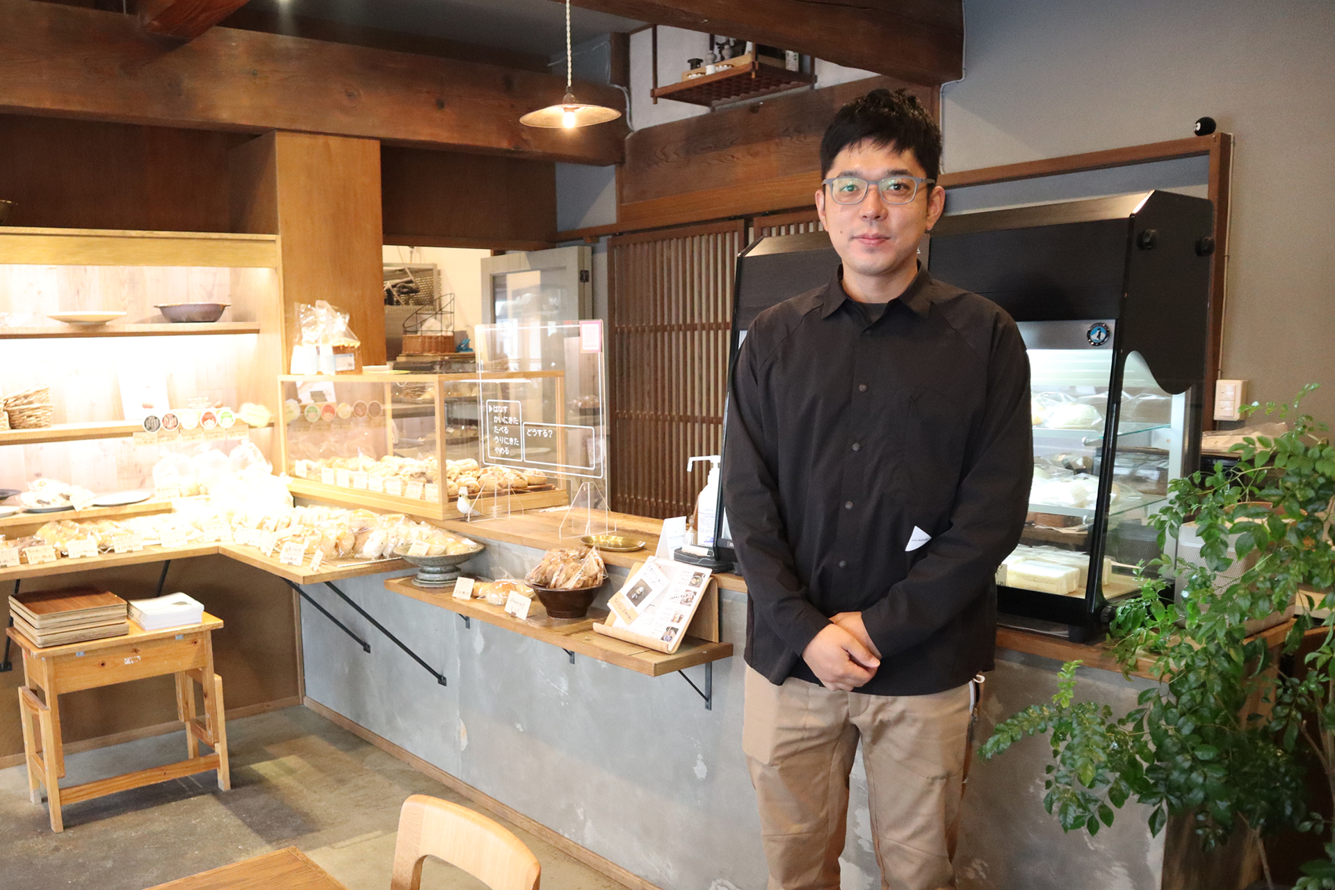津川のパン屋さん　「パンとおやつ 奥阿賀コンビリー」の　店主さんは、阿賀町の豊かさに　魅せられ移住した、　地域の魅力を引き出す達人だった。