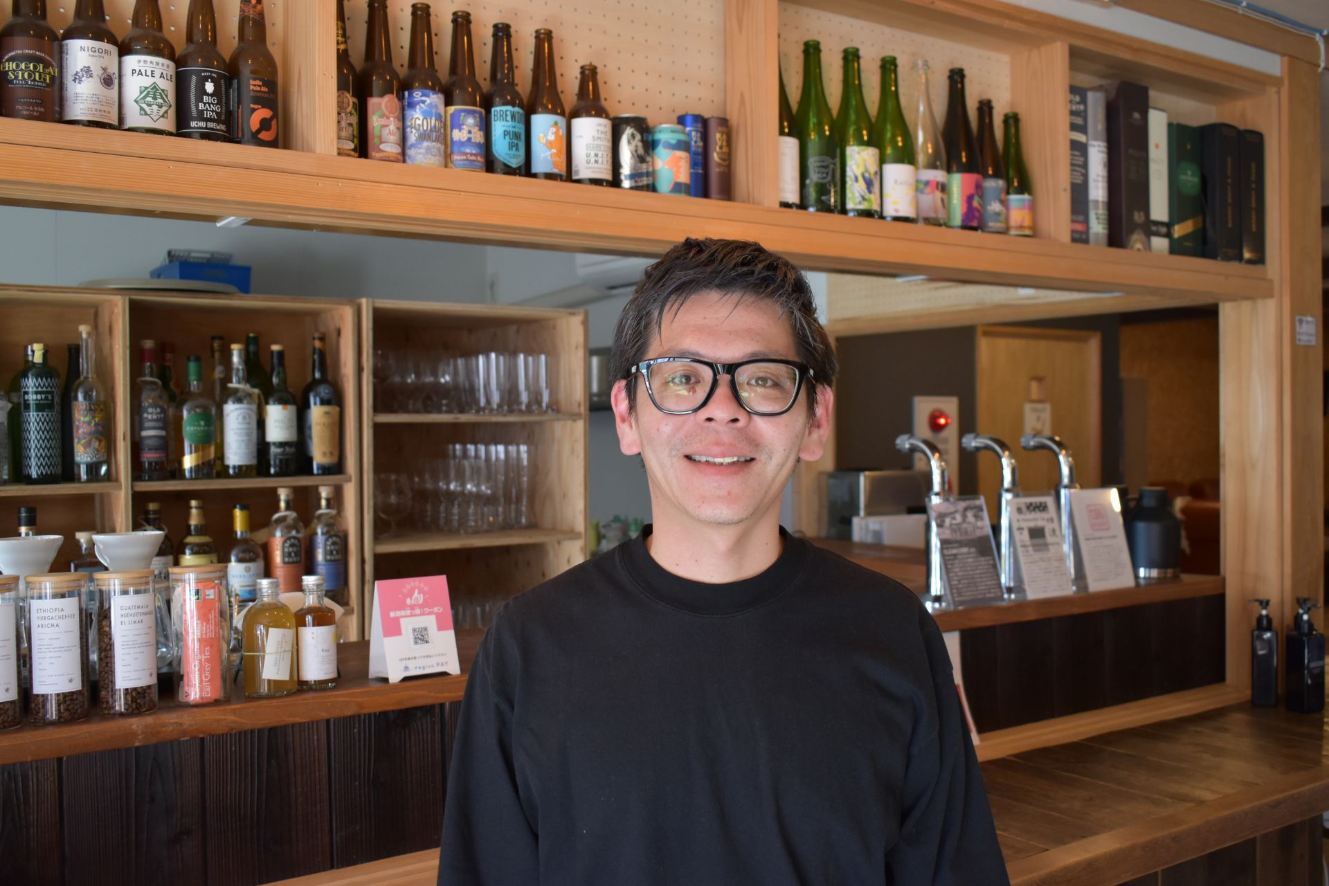 カフェ＆バーに　フィンランド式の蔵サウナ　長期滞在したいゲストハウス。