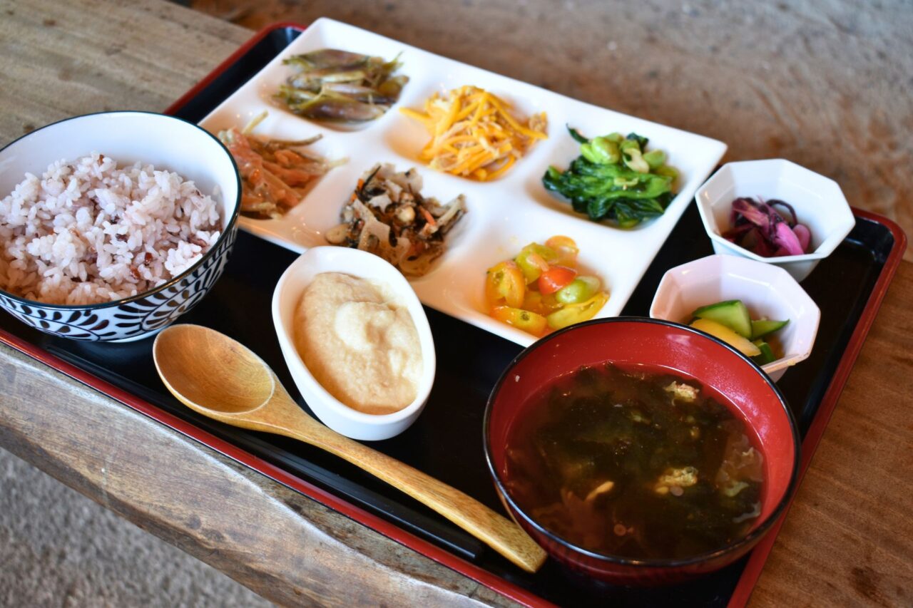 お茶の間 久太郎】多品目のおかずに感動！滋味深い「とろろ膳」に舌鼓