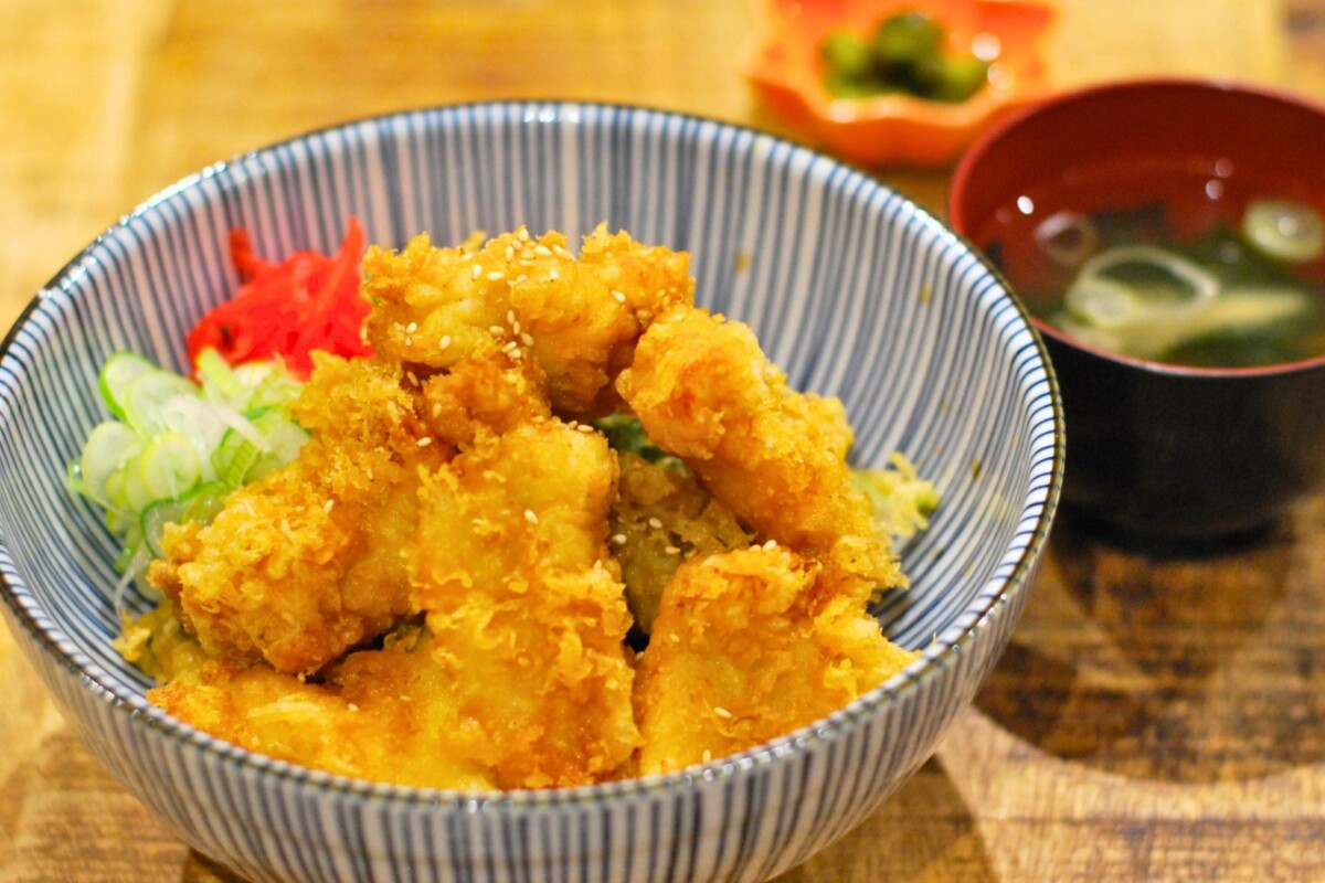 【宮町食堂】安い、おいしい、お腹いっぱい！　柔らかジューシーな名物・鶏天丼