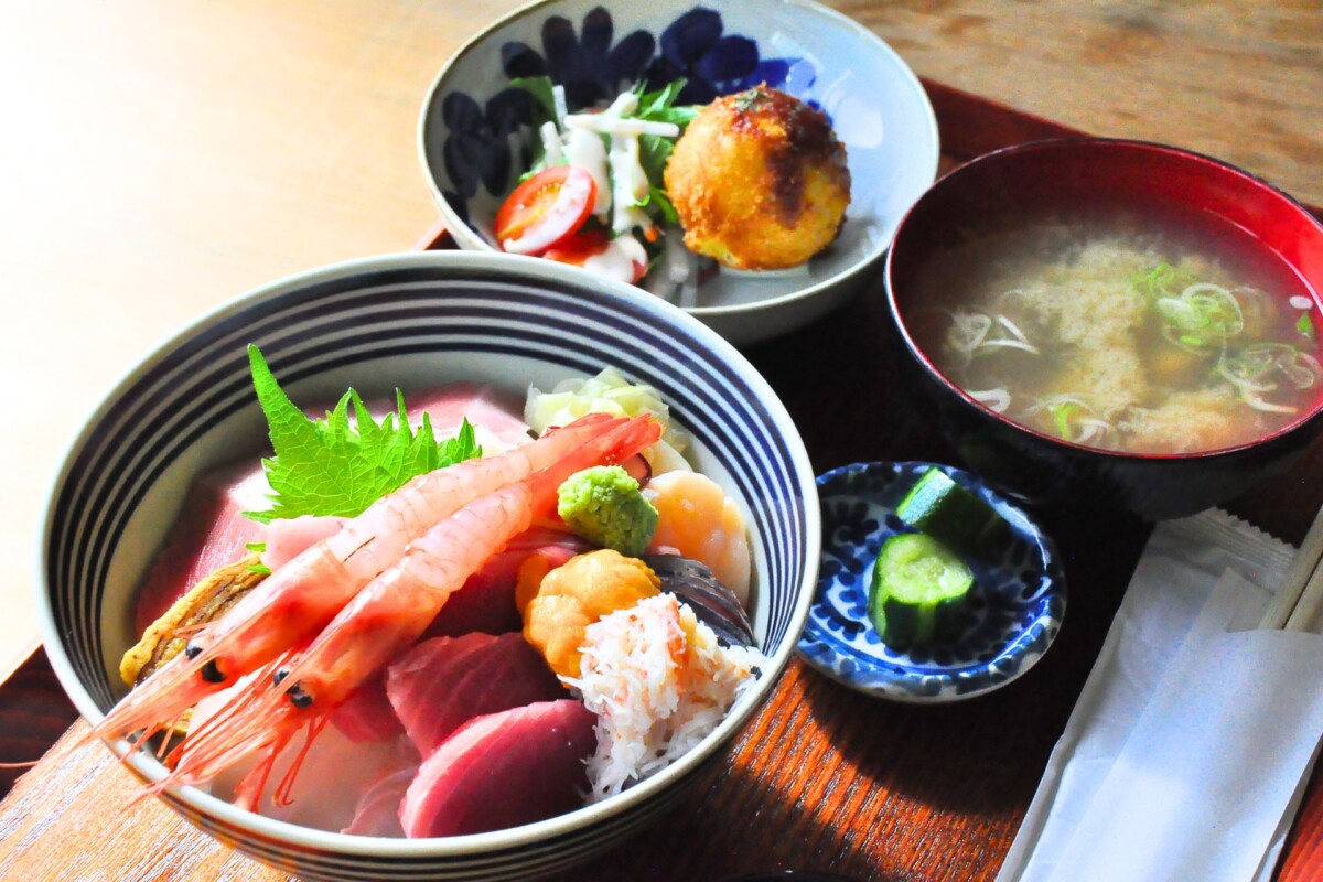 【食堂なみ丸】魚にこだわり抜いたお得で豪華な海鮮丼が美味！