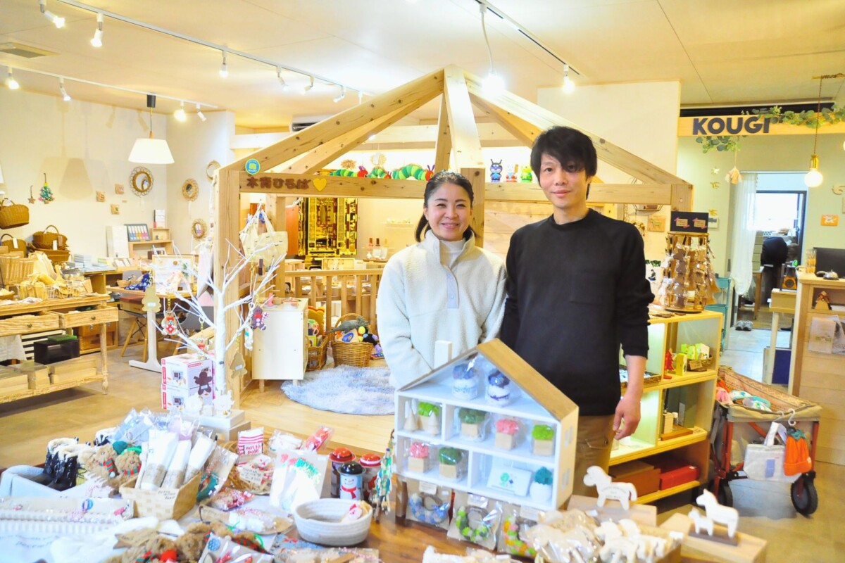 お仏壇から出産祝いまで。 仏壇店の三代目夫婦が 守り、育む、木のものづくり